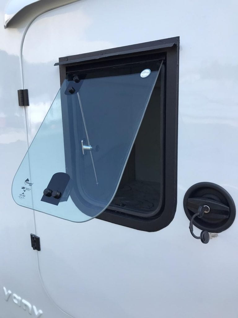 Janela Basculante MAXIAR em Vidro para Trailers e Motor-Homes - FINESTRA - TESTE